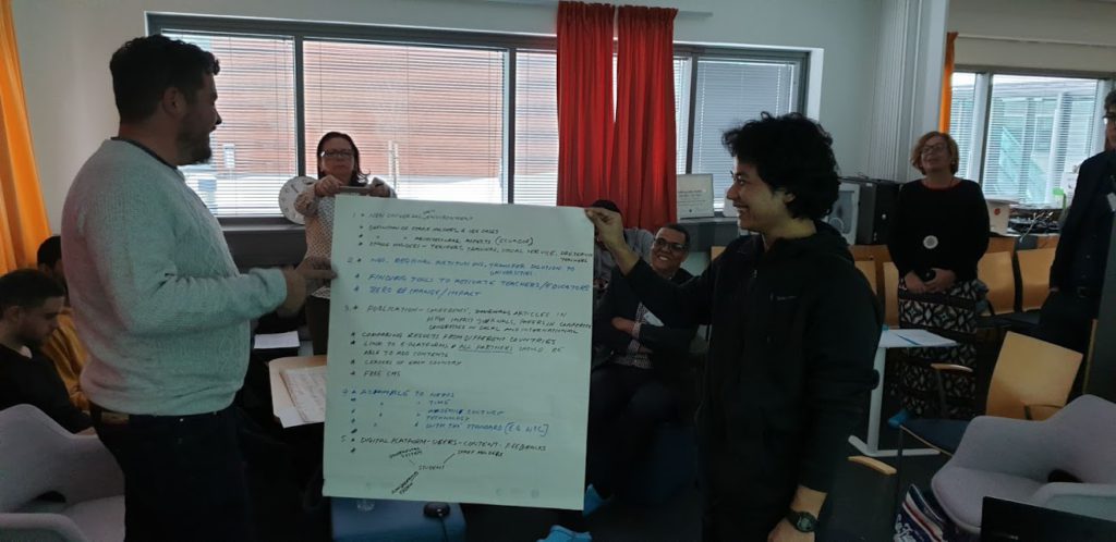 Primera reunión del proyecto "Smart Ecosystem for Learning and Inclusion". Dos de los integrantes del proyecto muestran un papel con los resultados de unos de los talleres realizados